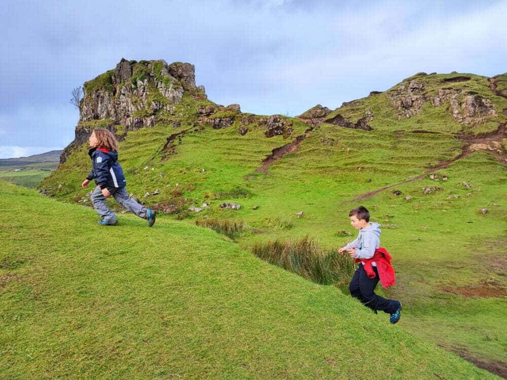 Auf der Route durch das Valley of the Fairies auf der Isle of Skye