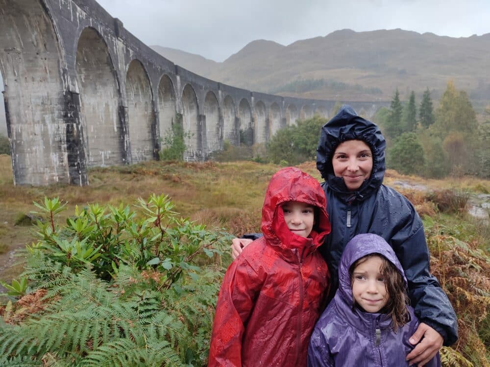 Nosotros con los tan utilizados chubasqueros y botas goretex en nuestro viaje por Escocia en familia