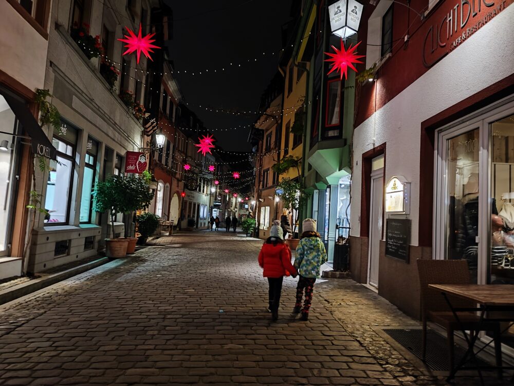 Passejant per un carrer del centre de Friburg per Nadal
