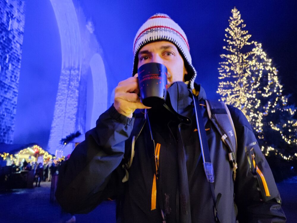 Bere un Glühwein, vin brulè, al mercato delle pulci di Ravenna Gorge nella Foresta Nera