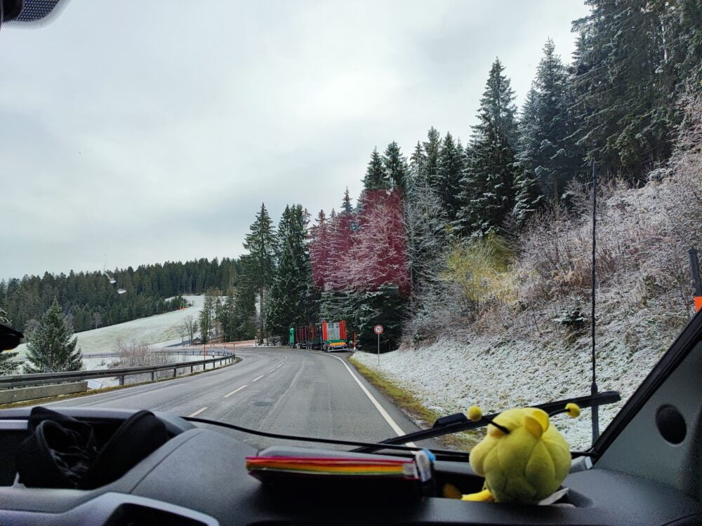 Auf der Straße zwischen Titisee und Triberg schneit es zu Weihnachten im Schwarzwald