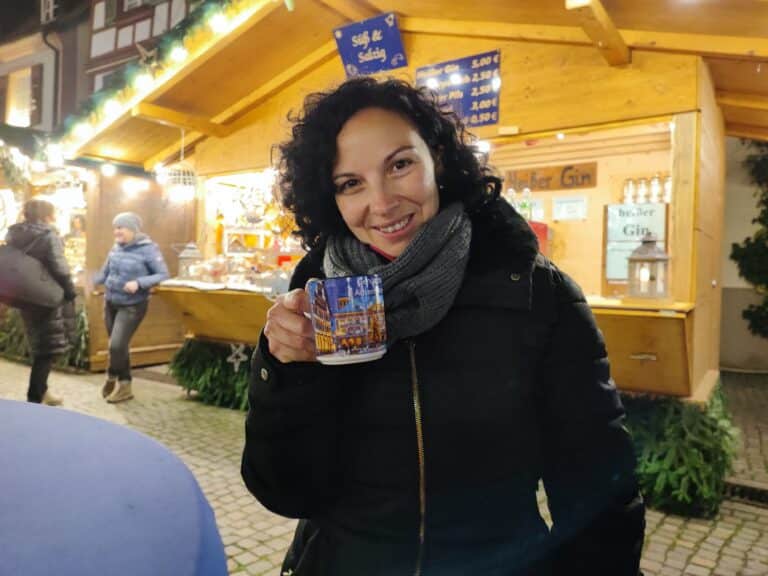 Au marché de Noël de Gengenbach, en buvant du Glühwein, du vin chaud