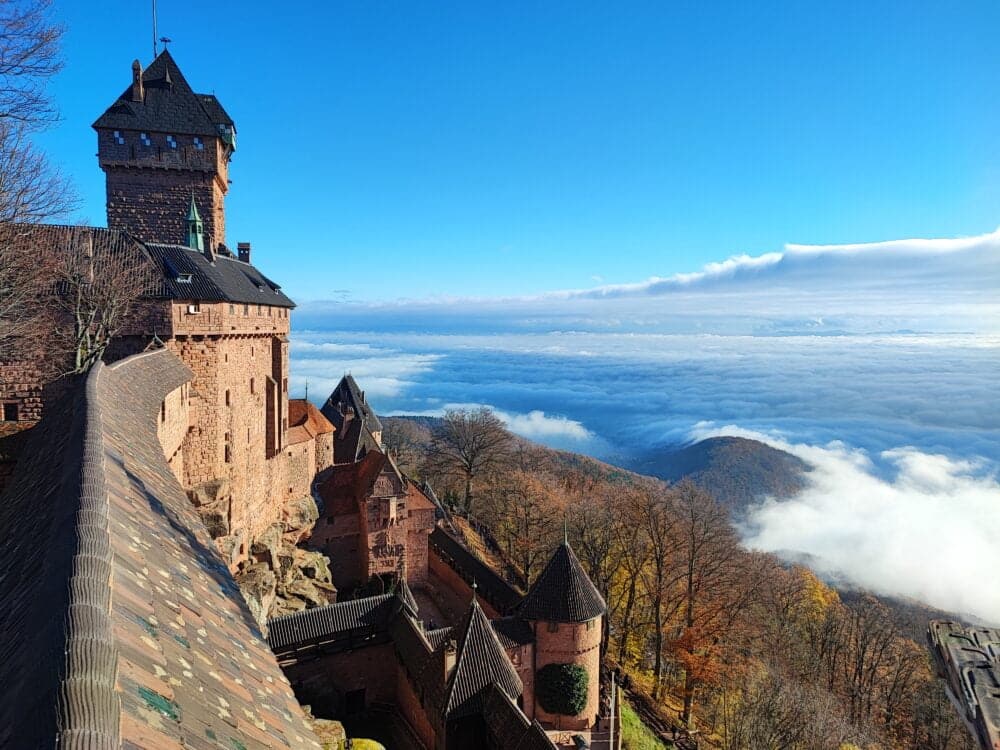 El Castillo de cuento de Haut- Koenigsbourg en la Alsacia