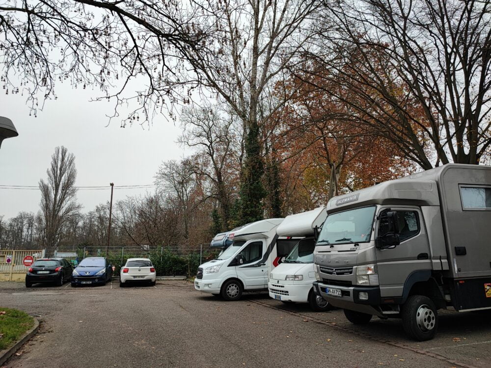 Parking donde pernoctamos en Colmar despues de 2 horas buscando sitio en el área y otros parkings