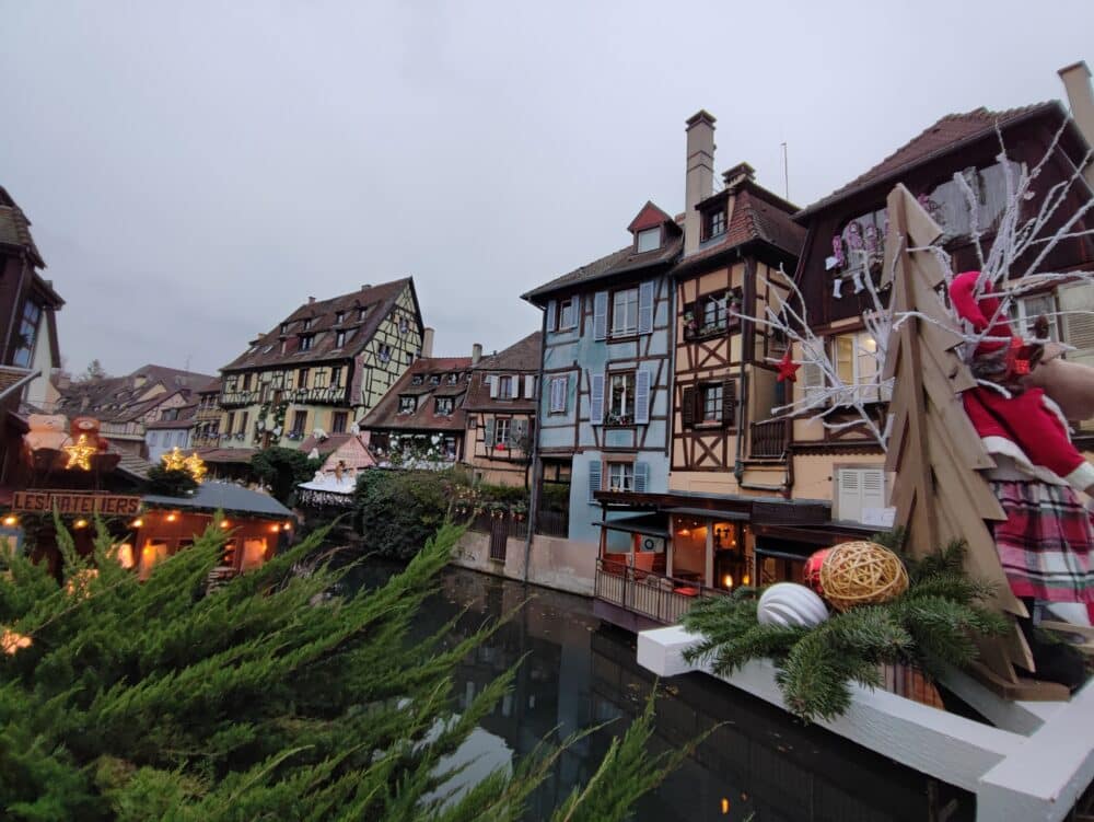 Puente sobre el canal de la Pequeña Venecia de Colmar en Navidad