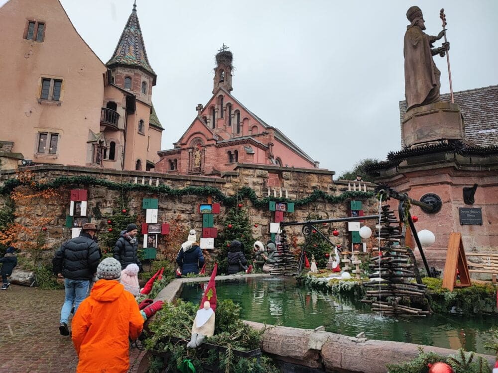 Place dominant le château et l'église d'Eguisheim