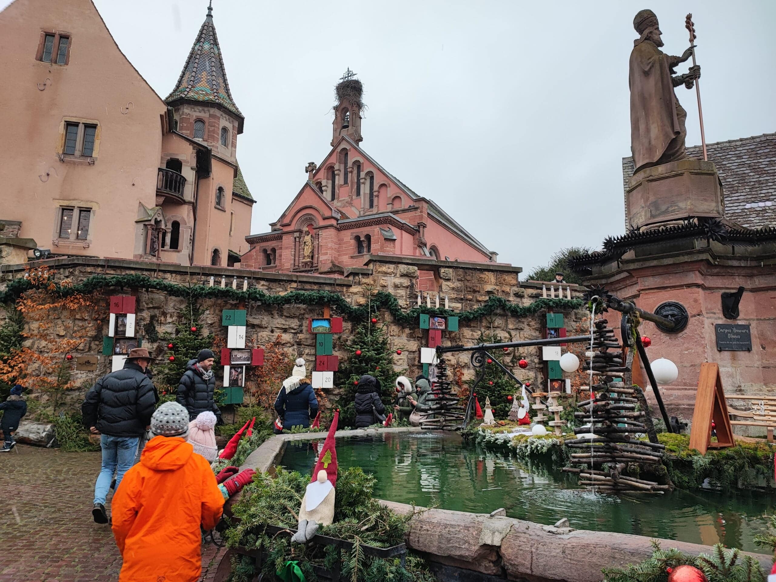 Plaza con vistas al castillo e iglesia de Eguisheim