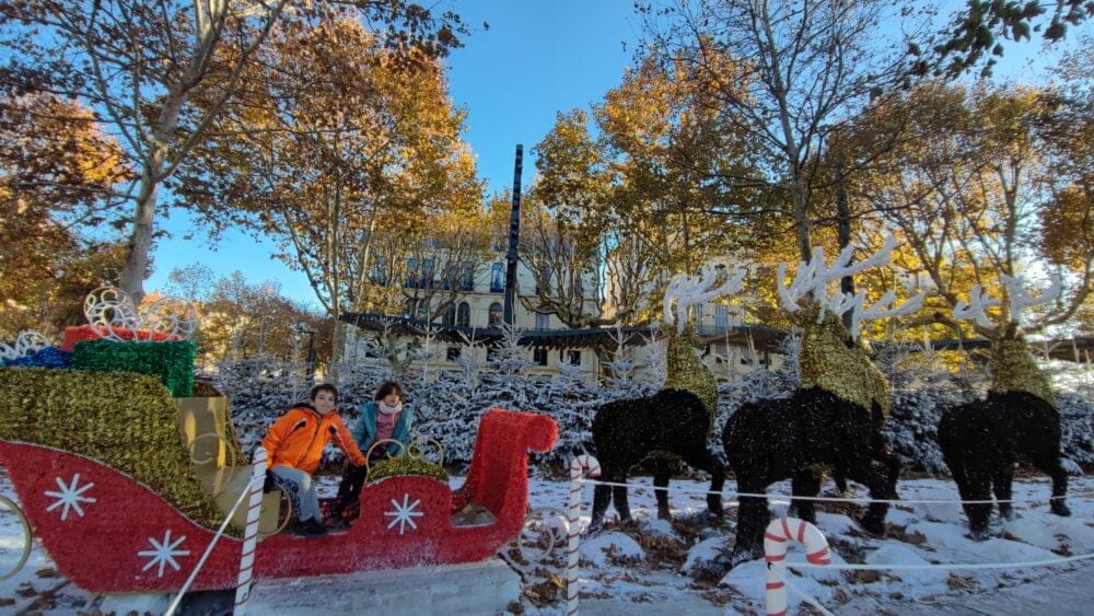 Der Weihnachtsmarkt von Béziers mit seinen Dekorationen