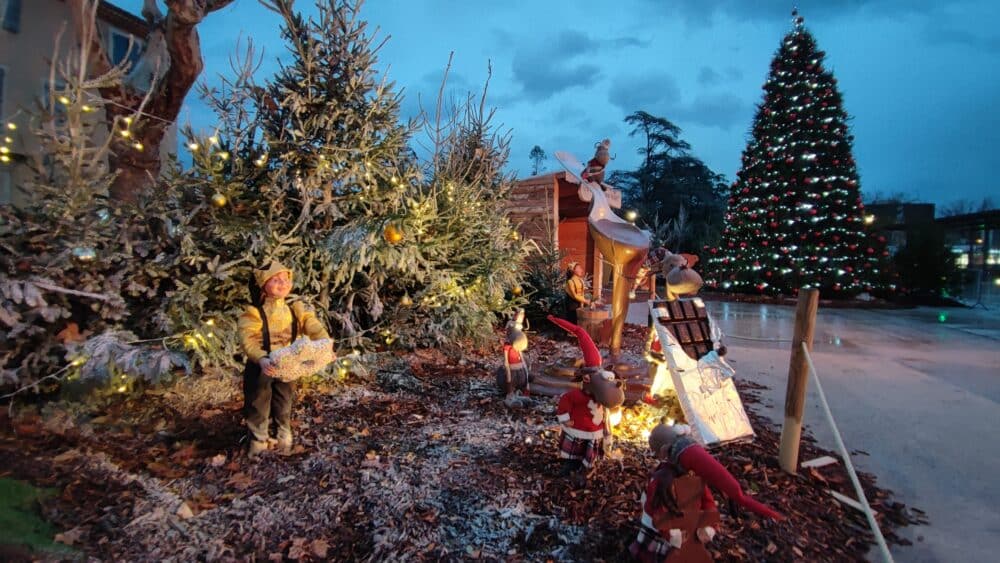 Decoración navideña de uno de los mercados de Navidad de Castres donde había pista de patinaje también en frente.