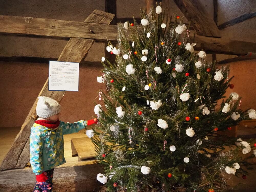 Tradición alsaciana de colgar el árbol de Navidad de la biga