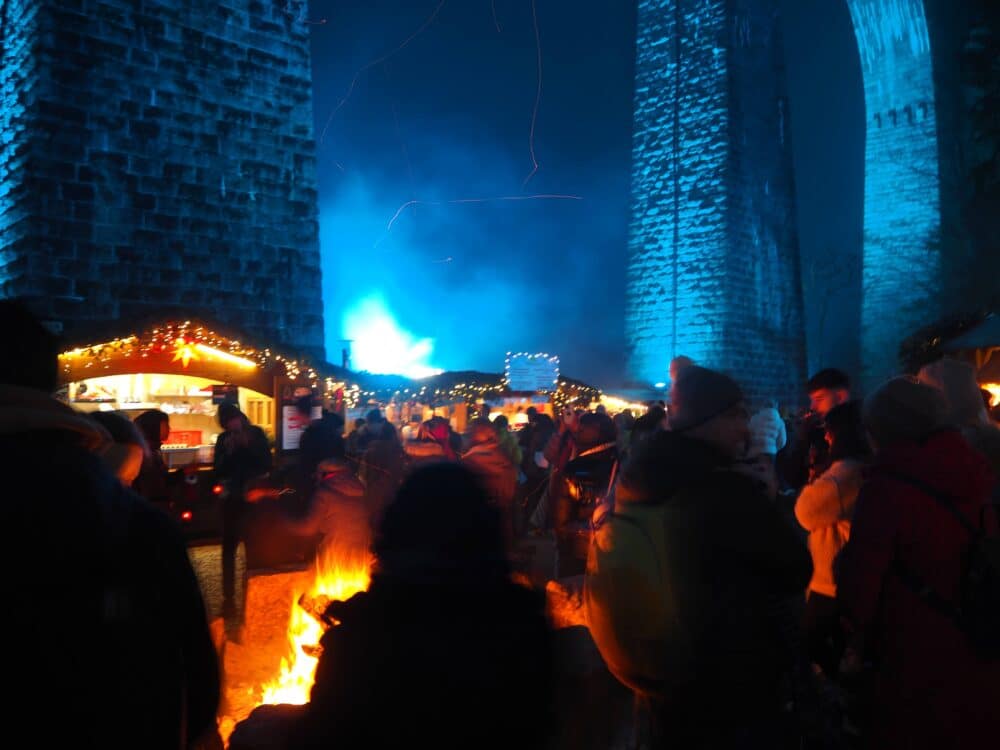 Riscaldamento al falò centrale del mercatino di Natale nella Gola di Ravenna nella Foresta Nera a Natale