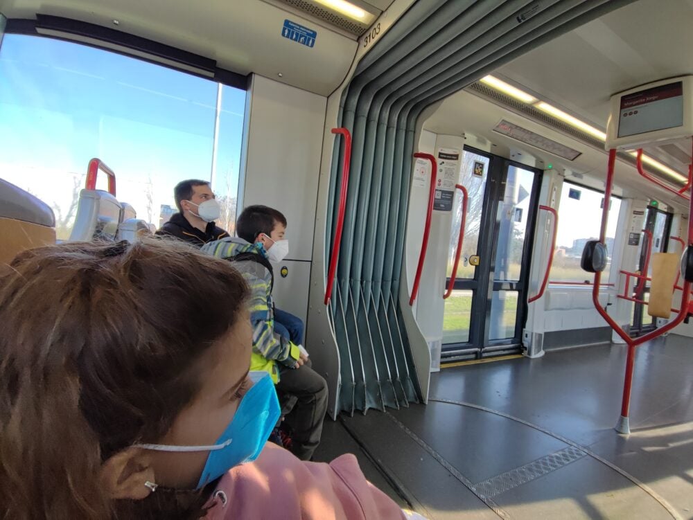 En el tranvía en nuestro viaje por Zaragoza con niños