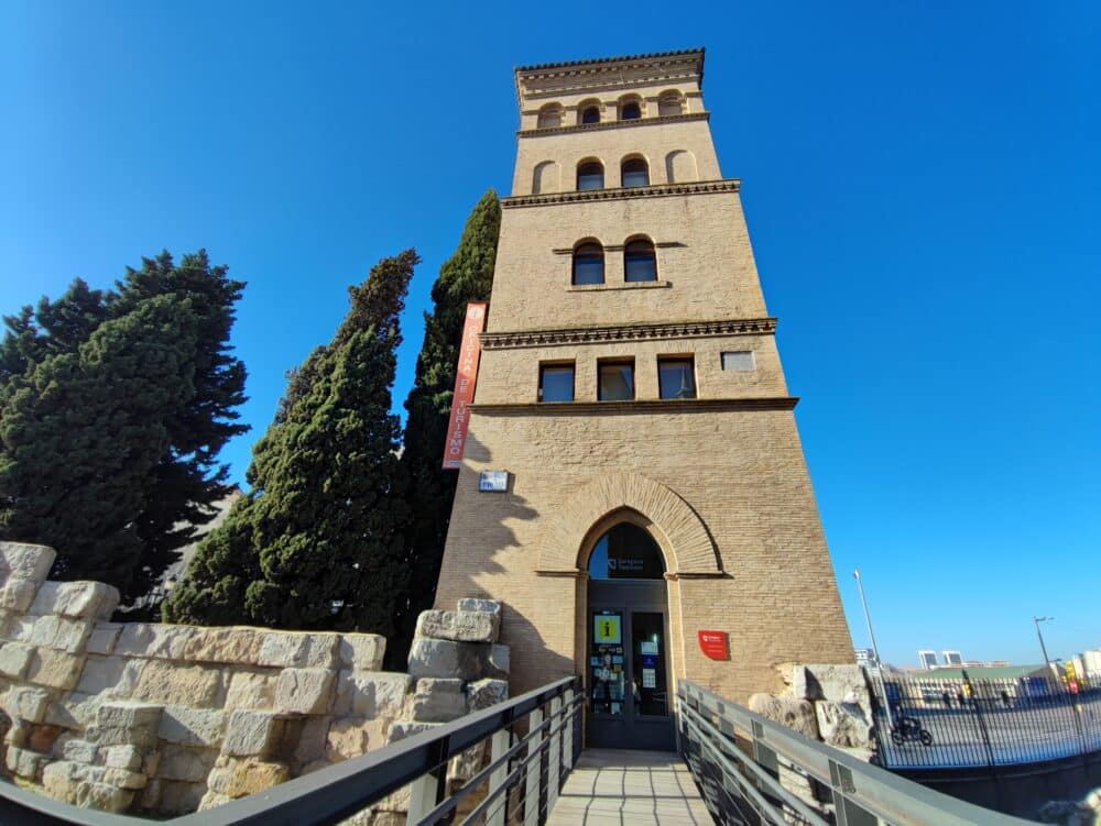 Oficina de Turismo de Zaragoza en el Torreón donde podemos avistar Zaragoza a vista de pájaro