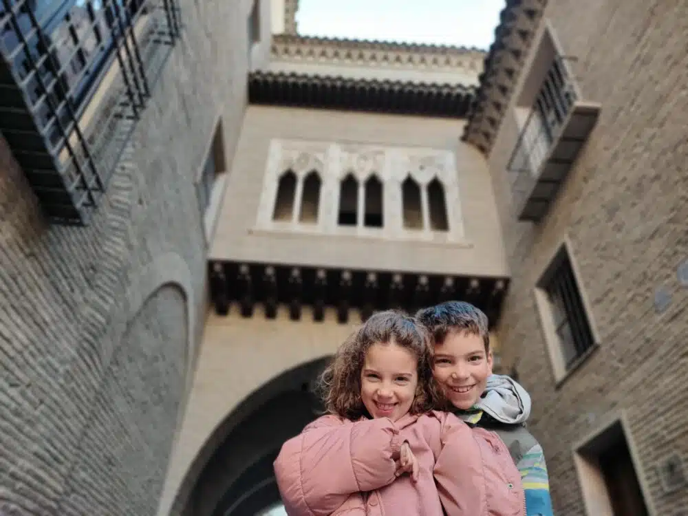 The Arco del Deán on our trip through Zaragoza with children