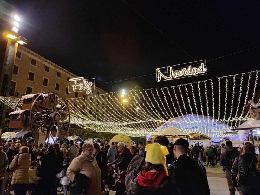 Zaragoza en Navidad, plaza del Pilar con la feria de Navidad