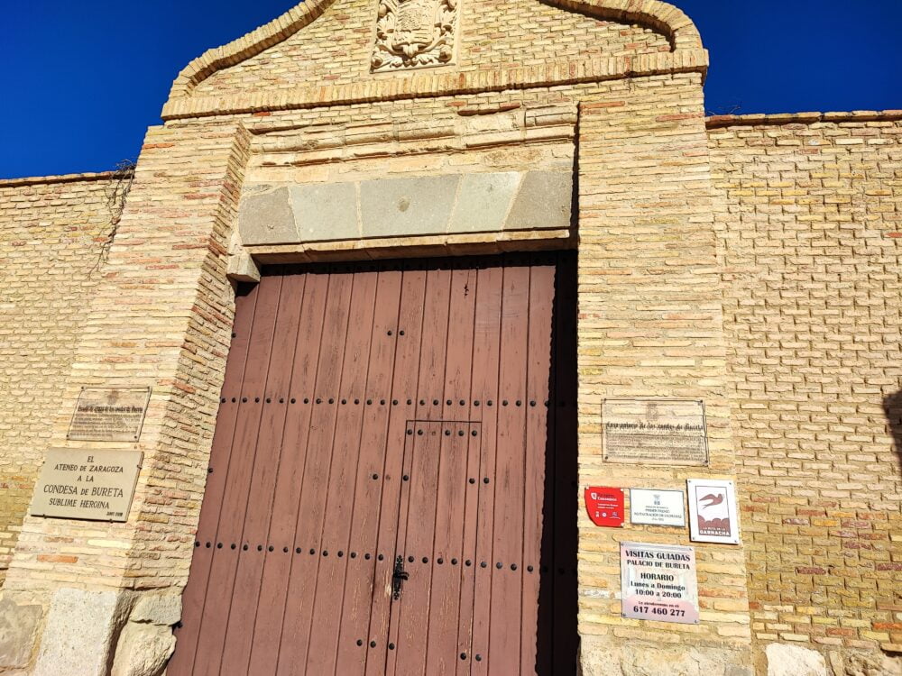 Entrada al Palacio de los Condes de Bureta con el teléfono para las visitas guiadas que vienen al momento a abrir