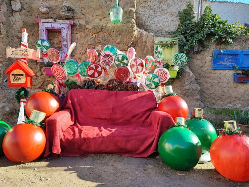 Detalle de la plaza de juegos infantiles de Bureta, delante de la iglesia y bar del pueblo, y al lado de la tienda.