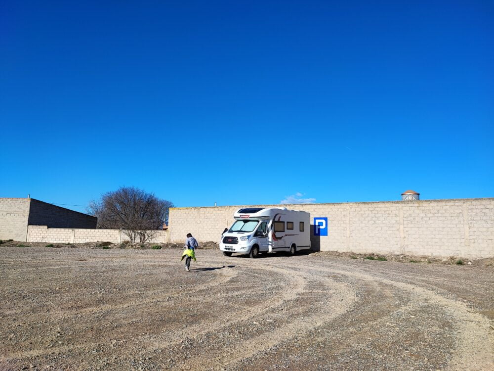 Parking de tierra a la entrada de Bureta