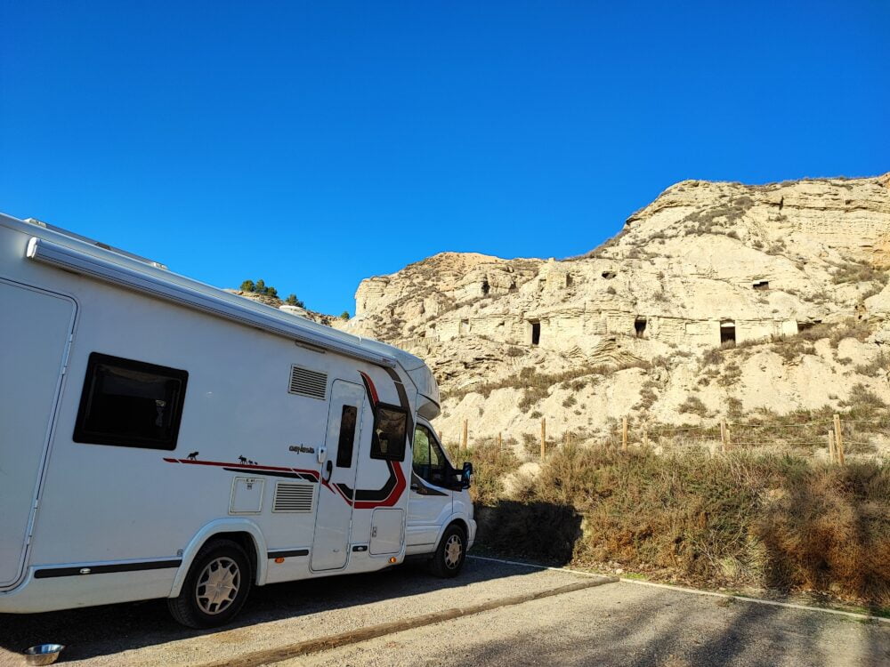 Área de autocaravanas de Árguedas, bajo las casas cueva visitables