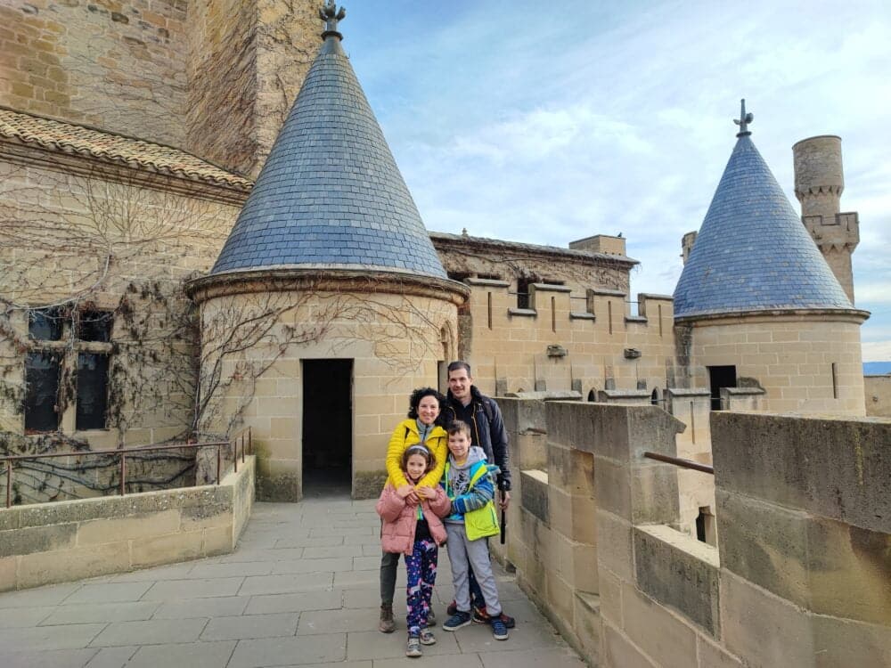 Nosotros visitando el castillo de Olite en Navarra