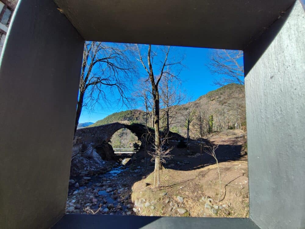 Puente románico en la ruta de les Fonts del Llobregat de Castellar de n'Hug