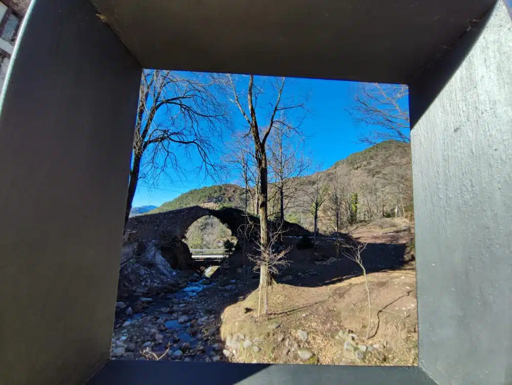 Pont romànic a la ruta de les Fonts del Llobregat de Castellar de n'Hug