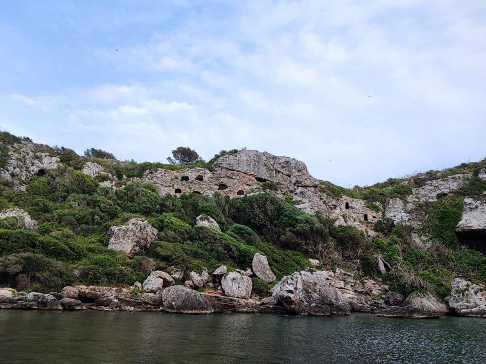 Cales Coves amb les seves més de 90 coves funeràries talaiòtiques