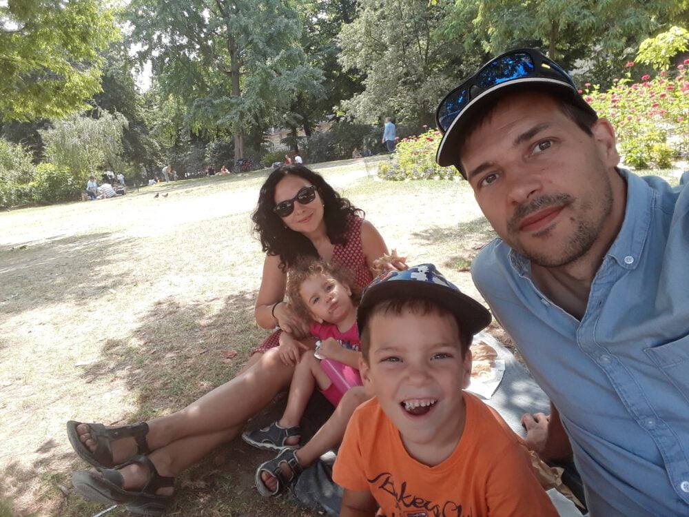 Haciendo un pícnic en los Campos de Marte a los pies de la Tour Eiffel