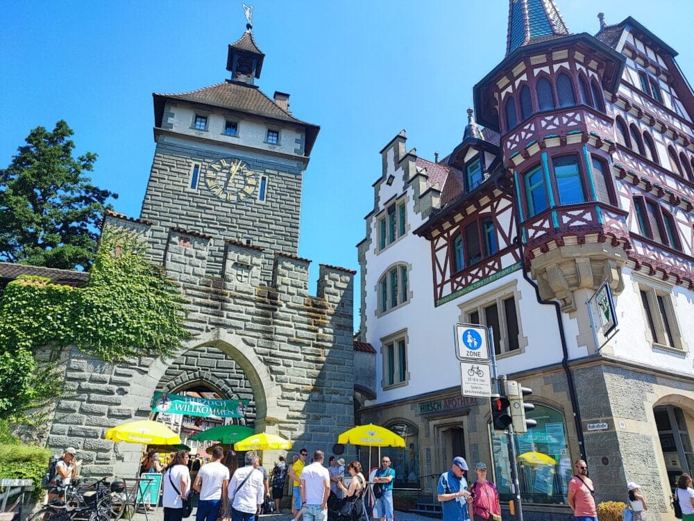 Puerta antigua medieval del centro histórico de Constanza en nuestra ruta por el Lago Constanza