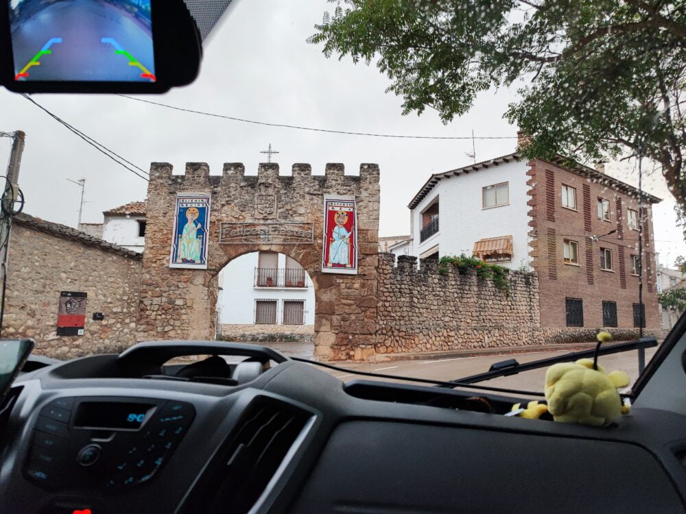 Llegando a Uclés con nuestra autocaravana, delante de la puerta medieval de Uclés