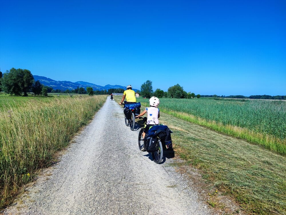 Pedaleando por el carril bici del Lago Constanza en Austria pasado Bregenz