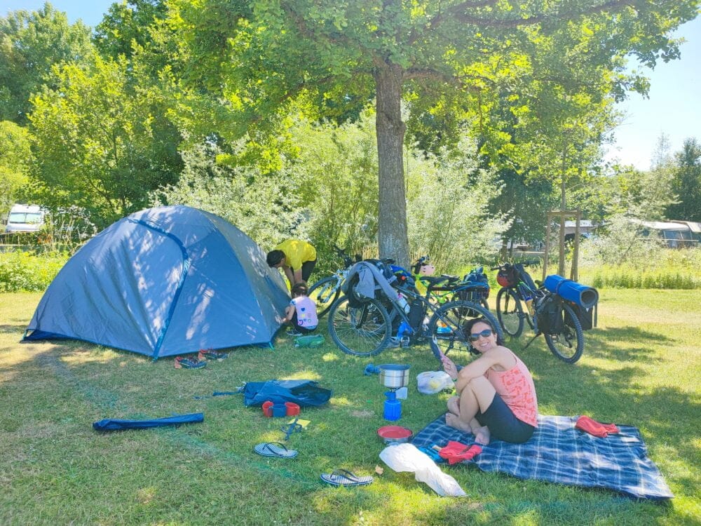 Aufbau unseres Lagers auf einem der Bodensee-Campingplätze, auf denen wir übernachteten. Camping de Arbon., Schweiz.