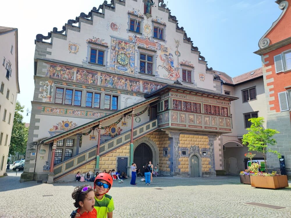 Cidade velha de Lindau, cheia de belas casas pintadas coloridas