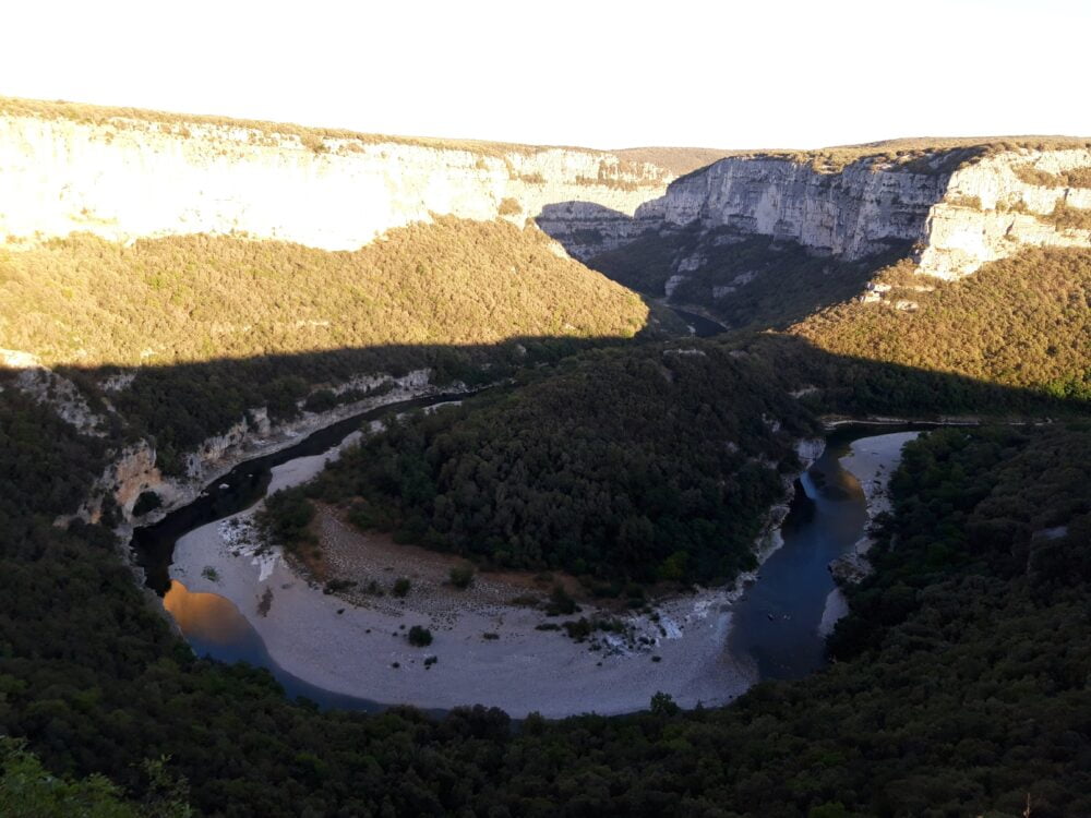 Meandre que forma el riu Ardèche a la nostra visita per la Provença amb autocaravana