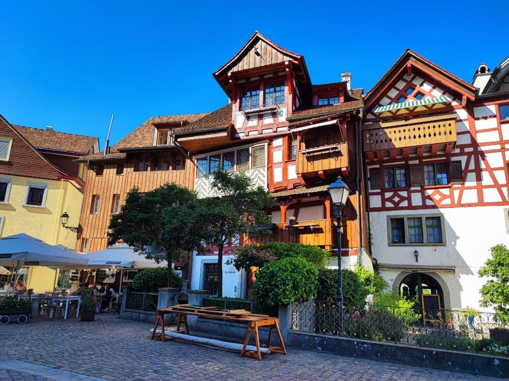 Plaza con casas muy bonitas de Arbon en Suiza