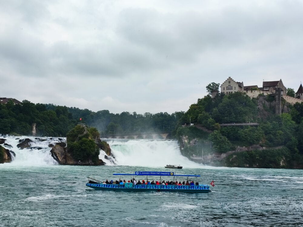 Barco de las Cataratas del Rin que remoja al personal durante 5 minutitos