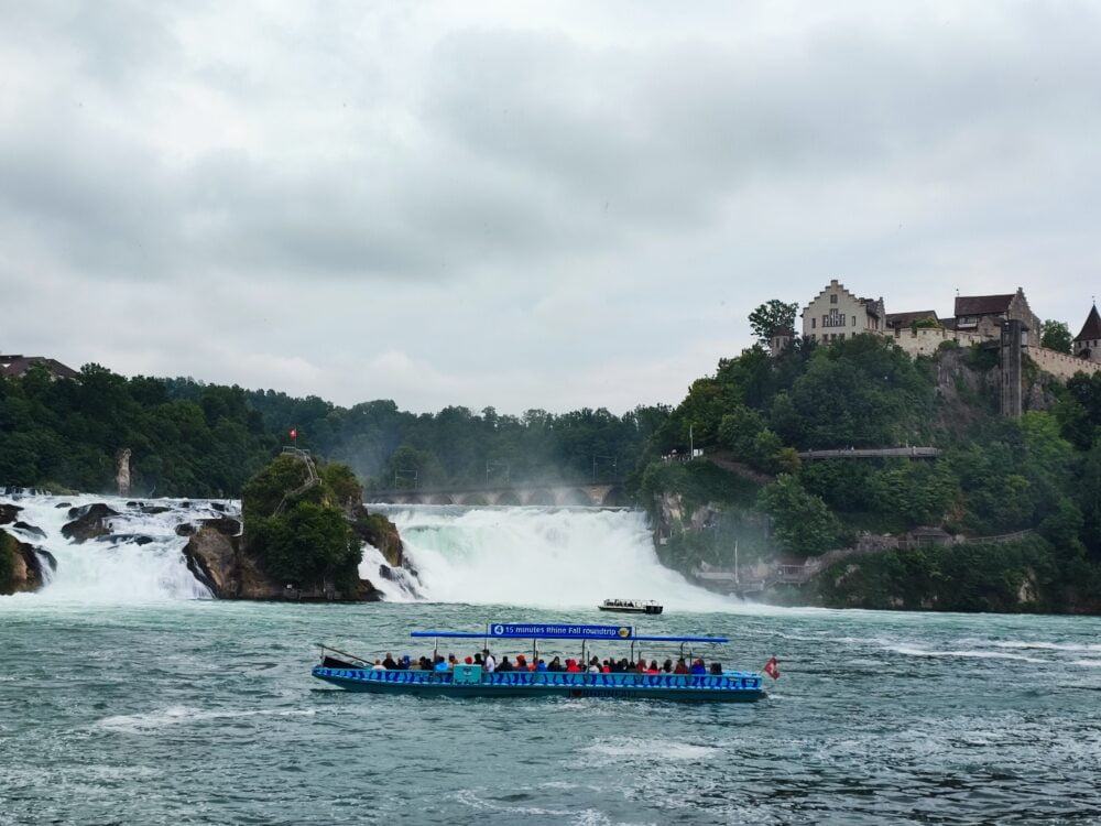 Rheinfallboot, das das Personal 5 Minuten lang durchnässt