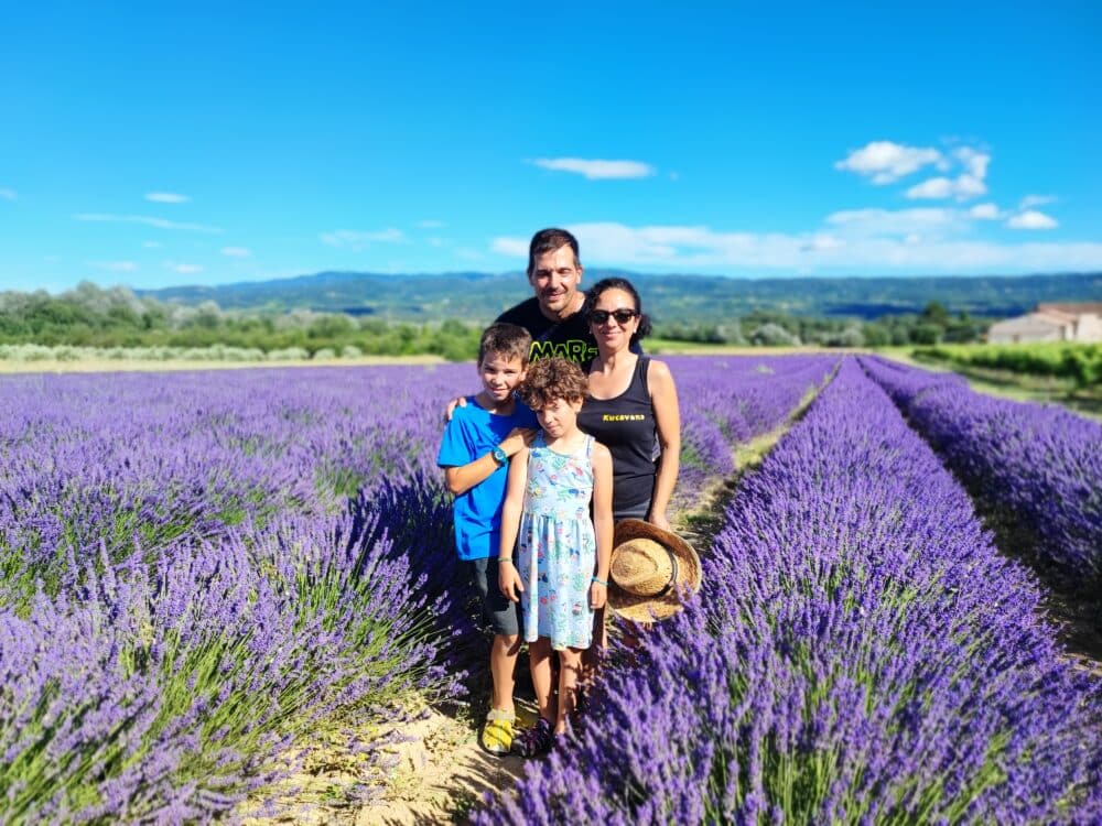 Dans un champ de lavande près de Rousillon, posture provençale