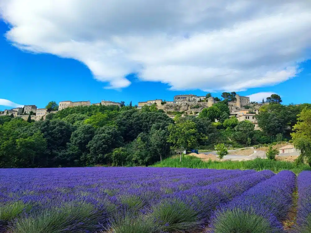 Menérbes, un dels pobles més bonics de França amb autocaravana per la Provença
