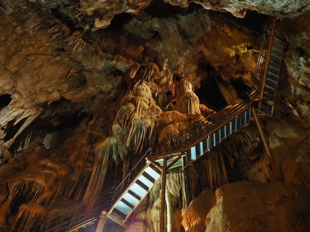 Caverna visitável em Ardèche, França