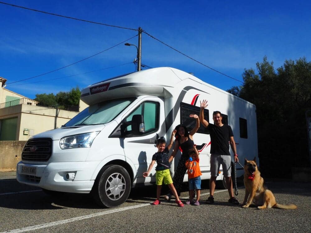 Nosotros en un pueblo perdido de la Provenza con nuestra autocaravana