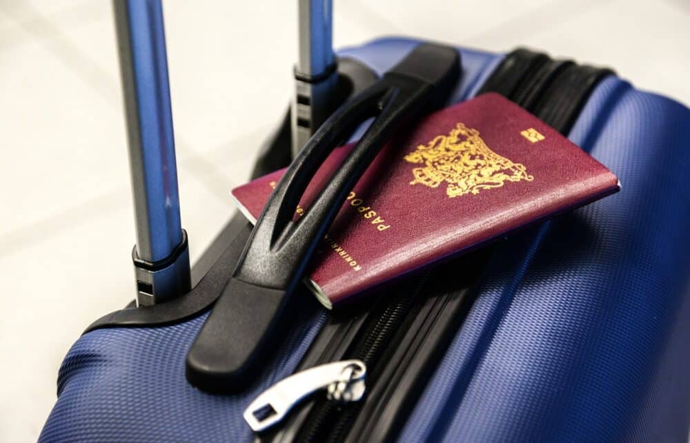 Pasaporte preparado para ir a la Costa Oeste de Estados Unidos. Imagen de Rudy and Peter Skitterians en Pixabay