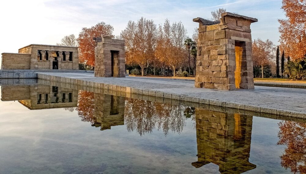 Templo de Debod en Madrid en autocaravana. Imagen de djedj en Pixabay