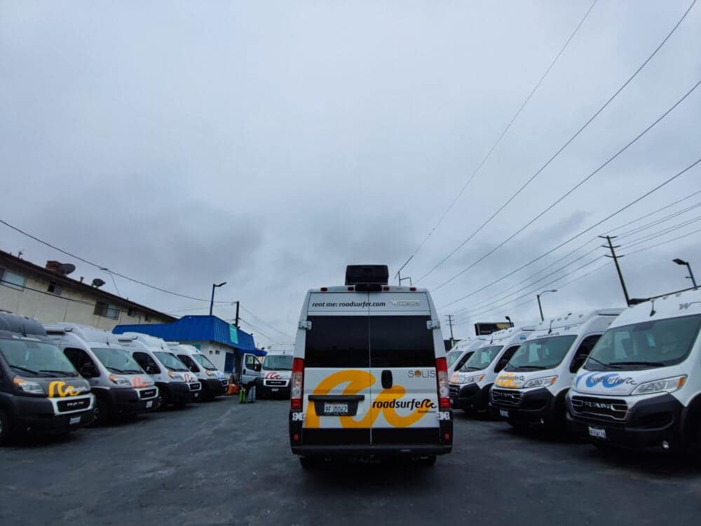 Parking de Roadsurfer en Los Ángeles con un montón de sus campers en flota de alquiler