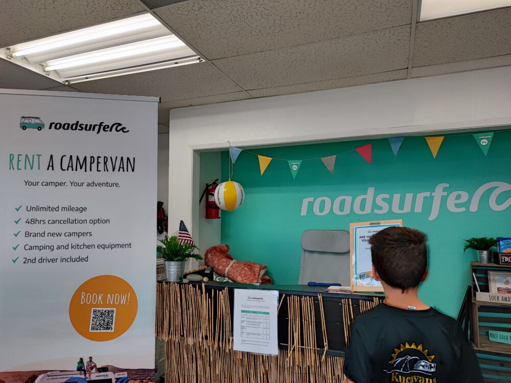 La recepción de Roadsurfer en Los Ángeles donde alquilamos nuestra camper en Estados Unidos