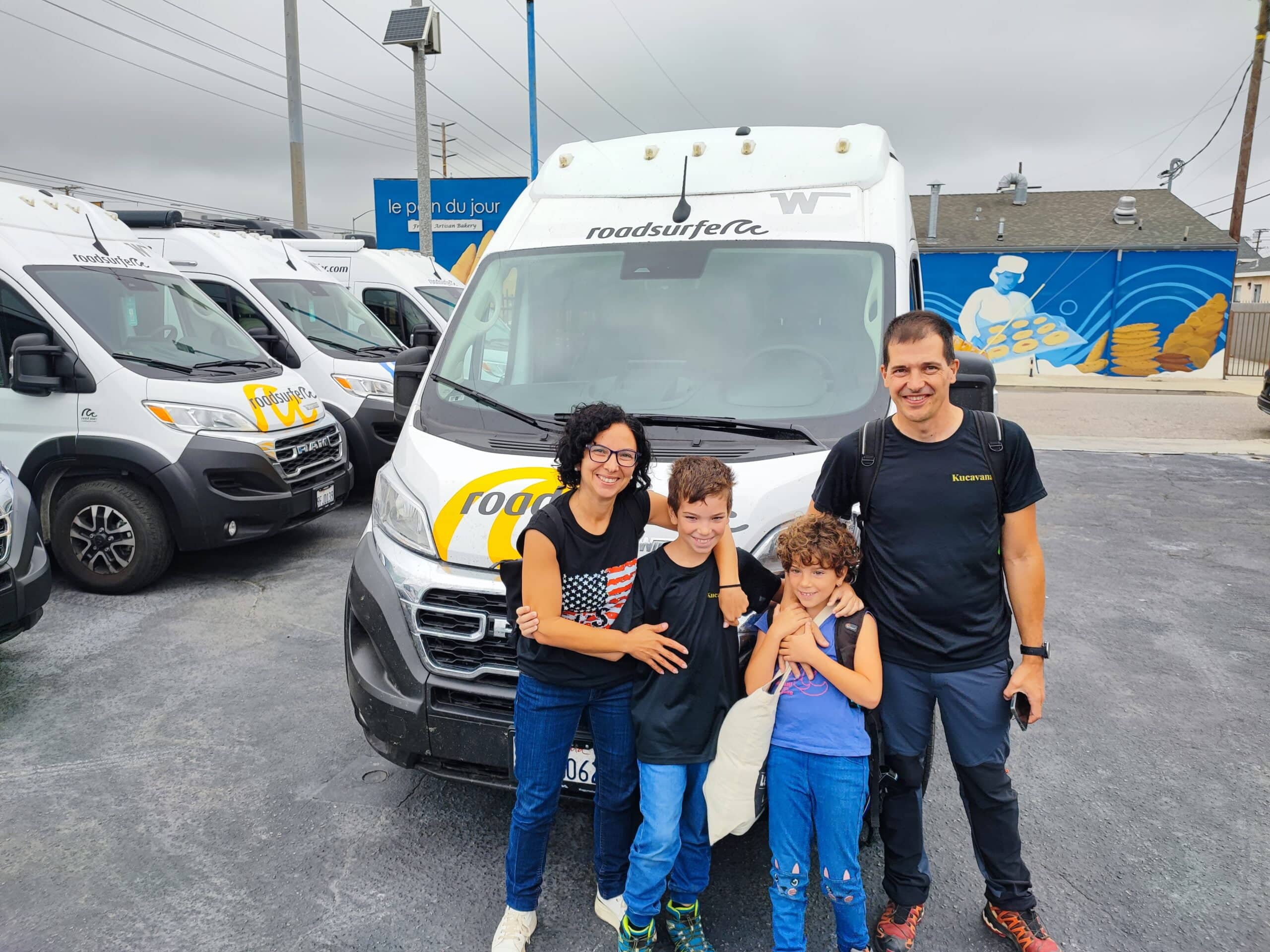 Momento cuando nos hacemos la foto para despedirnos de nuestra casa con ruedas durante 3 semanas en Estados Unidos en el parking de Roadsurfer de Los Ángeles