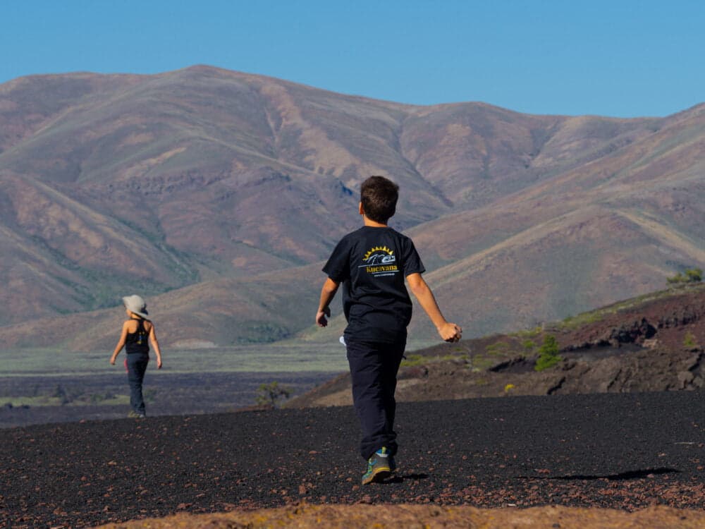 Caminando por la luna en mitad del Parque Nacional Craters of The Moon en Idaho, Estados Unidos