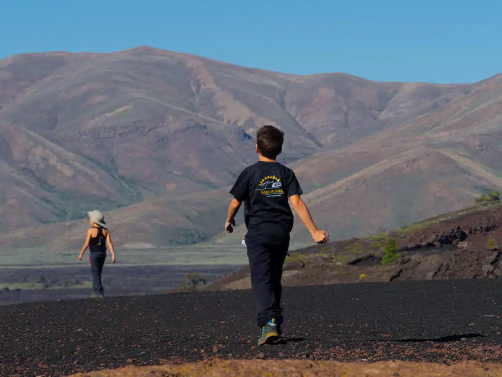 Camminare sulla luna nel mezzo del Parco Nazionale dei Craters of The Moon nell'Idaho, negli Stati Uniti