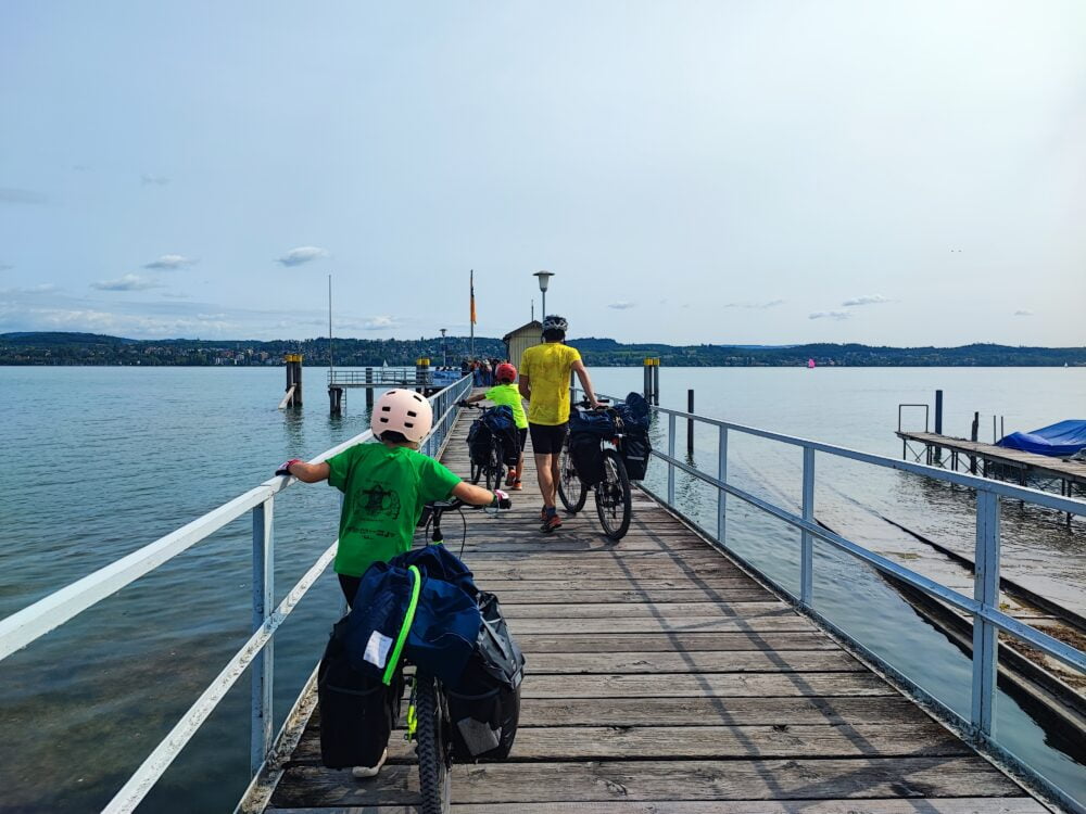 En la pasarela donde cogeremos el ferry para cruzar el Lago Constanza y ahorrarnos unos kilómetros de subida con los niños