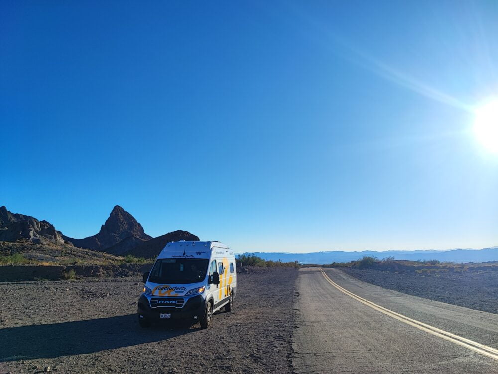 Trozo de asfalto decadente de la ruta 66 en autocaravana que hicimos, a la entrada de Oatman, el pueblo de los burros